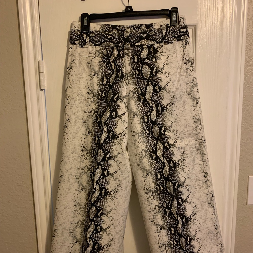 SOLD Gianni Bini Small Black/White Snake Print - Picture 4 of 7